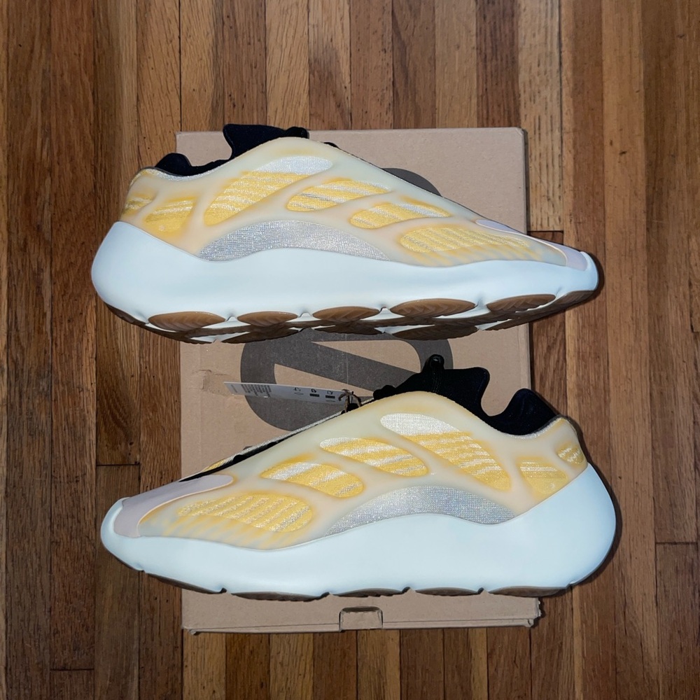 Adidas Yeezy 700 V3 ‘Mono Safflower’